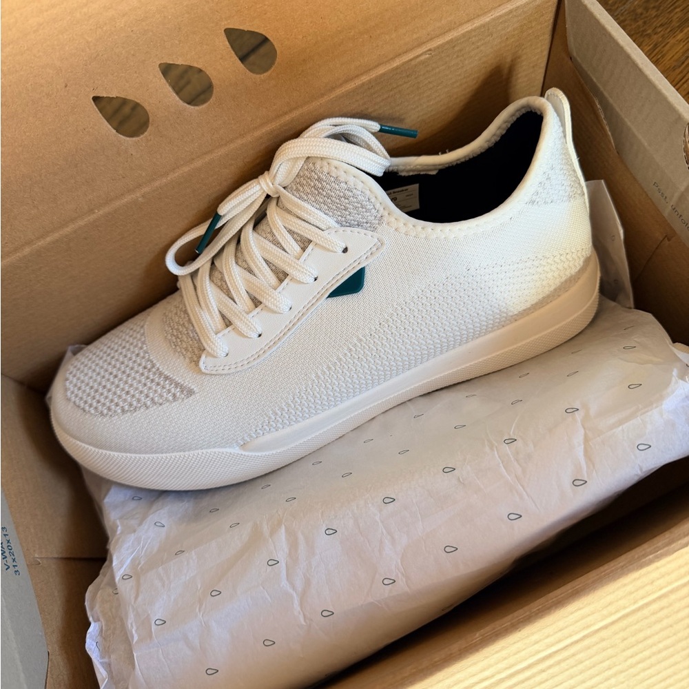 NWT Vessi Women’s White Weekend Sneakers
